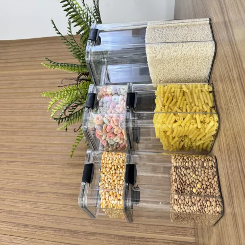 Kit 5 Potes Herm&eacute;ticos Acr&iacute;lico Cristal na mesa de madeira